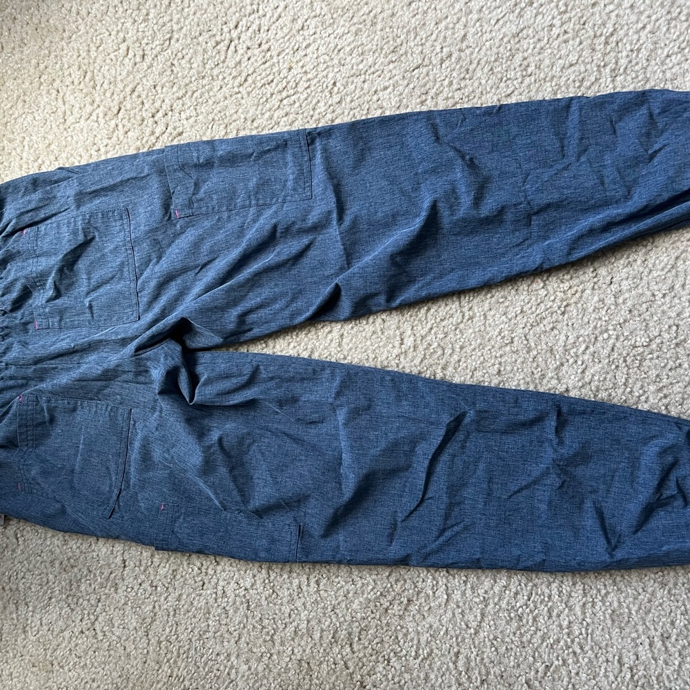Matching woman’s scrub set - Picture 3 of 7